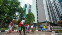 Seluruh barang pribadi dari rumah lama diangkut dengan truk yang disediakan oleh Pemprov DKI Jakarta. Dalam pantauan detikcom, barang-barang warga baru sampai sekitar pukul 17.40 WIB. 
