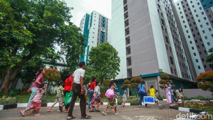 Potret Warga Kolong Tol Pindahan ke Rusun Rawa Buaya Warga kolong tol resmi menempati rusun Rawa Buaya, Jakarta. Kini mereka tengah pindahan membawa serta perabot rumahnya, Sabtu (30/11/2024).