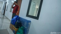 Warga kolong jembatan Jelambar Baru direlokasi ke Rusun Rawa Buaya. Mereka diberikan hunian baru yang lebih layak dan gratis selama 6 bulan pertama tinggal di sana. Setelah itu, mereka akan membayar sewa Rp 550 ribu per bulan. Hal ini disampaikan oleh Sekretaris Daerah DKI Jakarta, Marullah Matali saat acara penyerahan kunci Rusun Rawa Buaya, di Jakarta Barat pada Sabtu (30/11/2024).