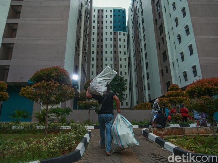 Warga kolong tol resmi menempati rusun Rawa Buaya, Jakarta. Kini mereka tengah pindahan membawa serta perabot rumahnya, Sabtu (30/11/2024).