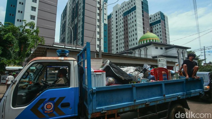 Warga kolong tol resmi menempati rusun Rawa Buaya, Jakarta. Kini mereka tengah pindahan membawa serta perabot rumahnya, Sabtu (30/11/2024).