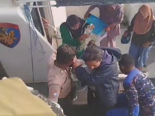 Proses evakuasi bayi kritis dari perahu di Laut Ende, NTT, Jumat (29/11/2024).
