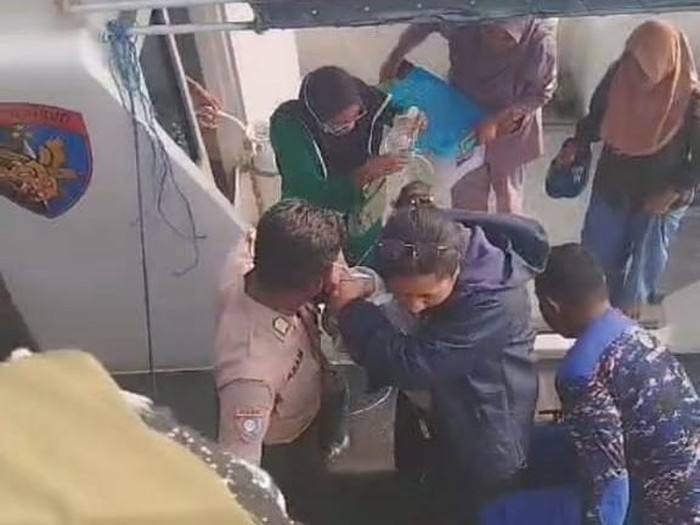 Proses evakuasi bayi kritis dari perahu di Laut Ende, NTT, Jumat (29/11/2024).