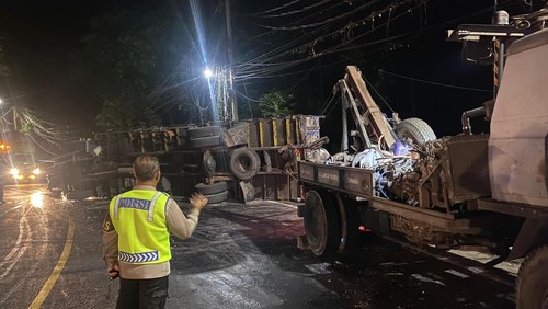 Proses evakuasi truk Fuso yang bertabrakan di Jalan Denpasar-Gilimanuk, Sabtu (30/11/2024). (Dok. Polres Tabanan)