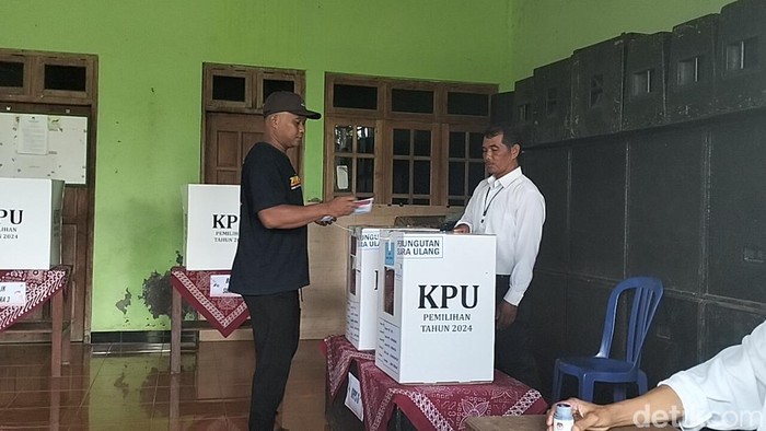 Proses Pemungutan Suara Ulang (PSU) di TPS 01 Desa Kwangsan, Kecamatan Jumapolo, Kabupaten Karanganyar, Sabtu (30/11/2024).