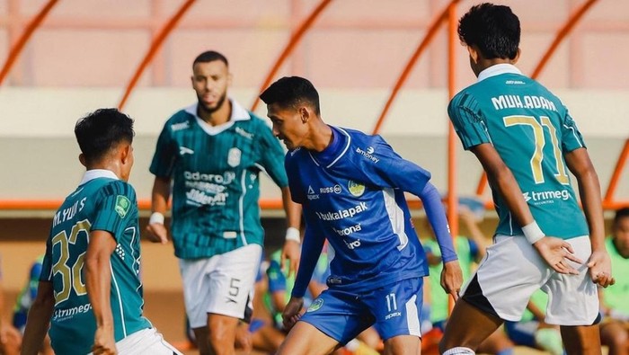 Aksi pemain Nusantara United saat menjamu PSIM Jogja di Stadion Kebo Giro, Boyolali, Senin (7/10/2024).