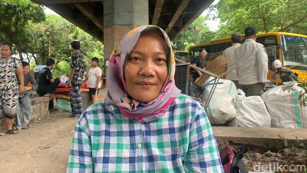 Salah satu warga penghuni kolong Tol Angke, Maya (50) saat ditemui di lokasi pada Sabtu, 30 November 2024. Foto: Mulia/detikcom