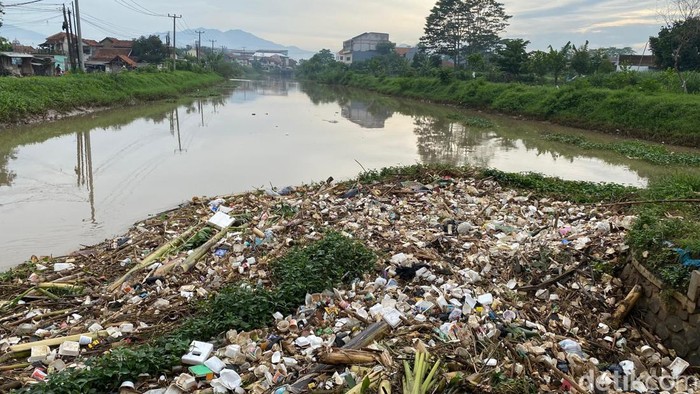 Sampah di Bendungan Sungai Citarik