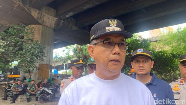 Sebanyak 44 keluarga akan direlokasi dari kolong Tol Angke ke Rusun Lokbin Rawa Buaya hari ini. Petugas Satpol PP membantu proses pemindahan tersebut. (Mulia Budi/detikcom)