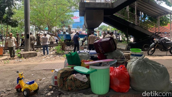 Sebanyak 44 keluarga akan direlokasi dari kolong Tol Angke ke Rusun Lokbin Rawa Buaya hari ini. Petugas Satpol PP membantu proses pemindahan tersebut. (Mulia Budi/detikcom)