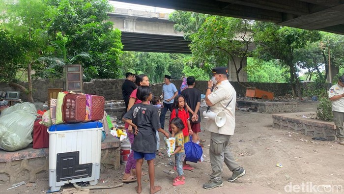 Sebanyak 44 keluarga akan direlokasi dari kolong Tol Angke ke Rusun Lokbin Rawa Buaya hari ini. Petugas Satpol PP membantu proses pemindahan tersebut. (Mulia Budi/detikcom)
