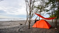 Wisatawan mendirikan tenda di kawasan wisata Pantai Cemara Cipanglay, Kecamatan Cidaun, Kabupaten Cianjur, Jawa Barat, Sabtu (30/11/2024).