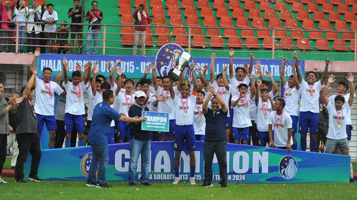 Sesi penyerahan hadiah Piala Soeratin DIY 2024 di Stadion Sultan Agung, Bantul, Sabtu (30/11/2024).