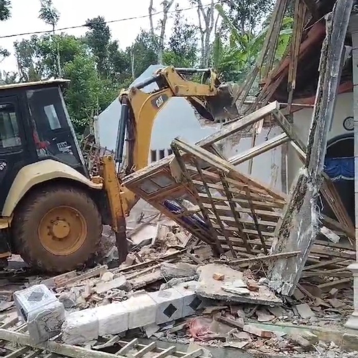 Suami di Ponorogo robohkan rumah karena cemburu