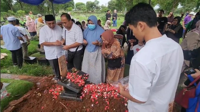 RM (69), nenek yang dibunuh cucunya sendiri di Cilandak, Jaksel dimakamkan di TPU Tanah Kusir, pada Sabtu (30/11/2024) siang. Tetangga korban, Lalu Abdul Mukmin mengungkap RW adalah sosok orang baik dan suka menolong sesama.