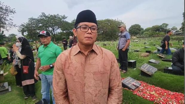 RM (69), nenek yang dibunuh cucunya sendiri di Cilandak, Jaksel dimakamkan di TPU Tanah Kusir, pada Sabtu (30/11/2024) siang. Tetangga korban, Lalu Abdul Mukmin mengungkap RW adalah sosok orang baik dan suka menolong sesama.