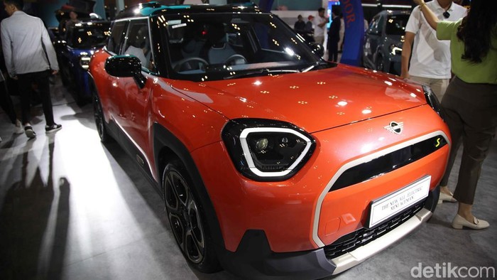 Tampang MINI Aceman dan MINI 5-Door yang Meluncur di GJAW 2024 MINI menghadirkan dua model terbarunya di Indonesia dalam ajang Gaikindo Jakarta Auto Week (GJAW) 2024 di ICE BSD, Tangerang. Dua model itu yakni MINI Aceman dan generasi terbaru MINI Cooper 5 door.
