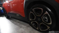 Karakter MINI Aceman yang serbaguna dan petualang semakin ditekankan dengan rel atap standar, velg 19 inci yang mencolok secara visual, serta pelindung bawah bodi di bagian depan, belakang, dan sisi kendaraan.