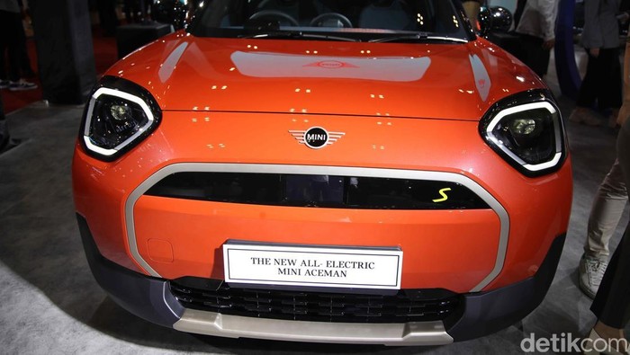 MINI menghadirkan dua model terbarunya di Indonesia dalam ajang Gaikindo Jakarta Auto Week (GJAW) 2024 di ICE BSD, Tangerang. Dua model itu yakni MINI Aceman dan generasi terbaru MINI Cooper 5 door.