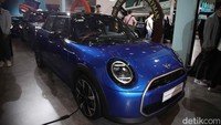 Harga dari kedua mobil tersebut juga sudah diumumkan di acara GJAW. Untuk MINI Aceman yang hanya hadir dalam varian SE dibanderol dengan harga Rp 1,128 miliar. Lalu untuk MINI Cooper 5 Door ini dibandrol dengan harga Rp 1,159 miliar yang semuanya Off-The Road Jakarta.