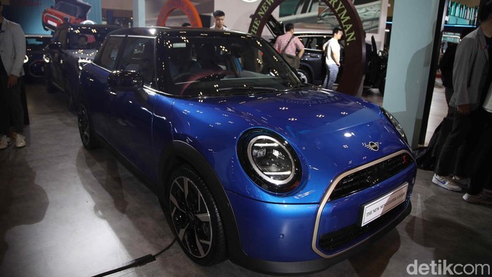 Tampang MINI Aceman dan MINI 5-Door yang Meluncur di GJAW 2024 MINI menghadirkan dua model terbarunya di Indonesia dalam ajang Gaikindo Jakarta Auto Week (GJAW) 2024 di ICE BSD, Tangerang. Dua model itu yakni MINI Aceman dan generasi terbaru MINI Cooper 5 door.