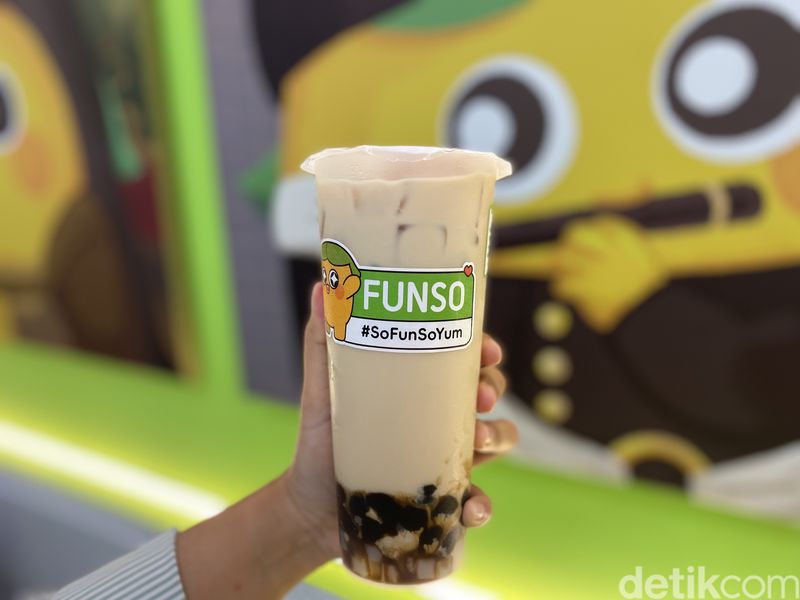 Tampilan milk tea dengan dua macam topping yang ditawarkan Funso