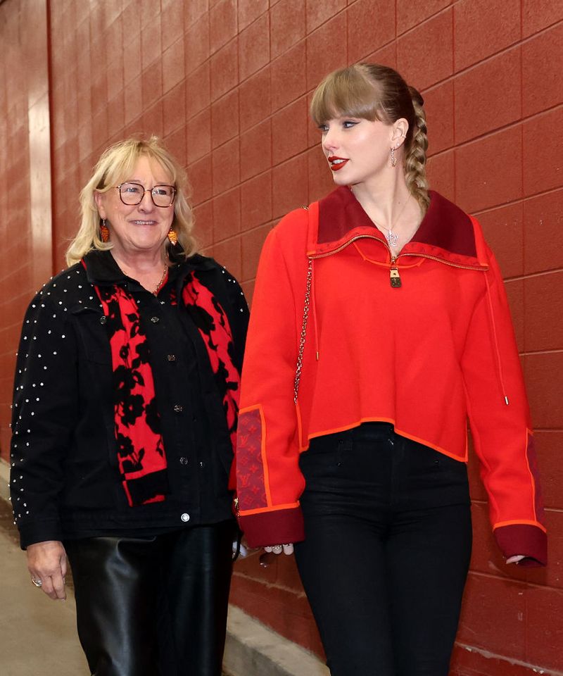 Taylor Swift masuk ke stadion bersama Donna Kelce sebelum pertandingan antara Las Vegas Raiders dan Kansas City Chiefs di GEHA Field di Arrowhead Stadium pada 29 November 2024 di Kansas City, Missouri.