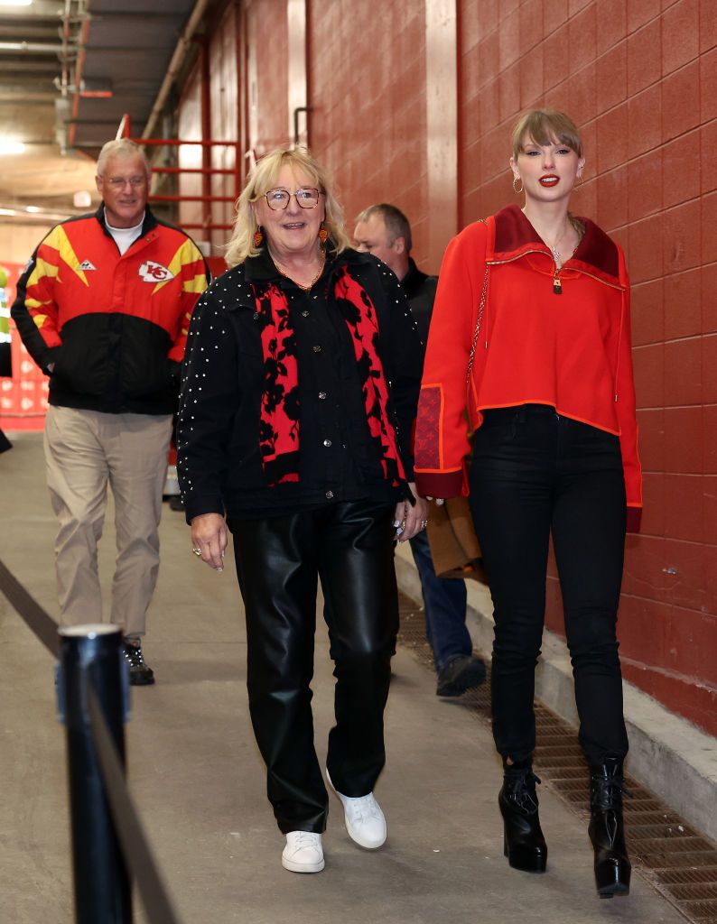Taylor Swift masuk ke stadion bersama Donna Kelce sebelum pertandingan antara Las Vegas Raiders dan Kansas City Chiefs di GEHA Field di Arrowhead Stadium pada 29 November 2024 di Kansas City, Missouri.