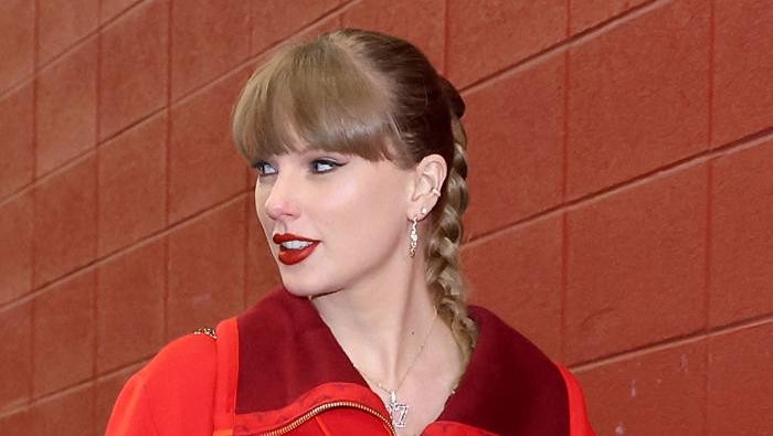 Taylor Swift masuk ke stadion bersama Donna Kelce sebelum pertandingan antara Las Vegas Raiders dan Kansas City Chiefs di GEHA Field di Arrowhead Stadium pada 29 November 2024 di Kansas City, Missouri.