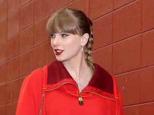 Gaya Bucin Taylor Swift, Pakai Kalung Angka 87 untuk Dukung Pacar Tanding