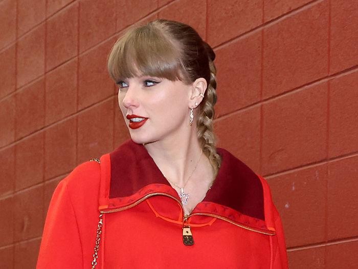 Taylor Swift masuk ke stadion bersama Donna Kelce sebelum pertandingan antara Las Vegas Raiders dan Kansas City Chiefs di GEHA Field di Arrowhead Stadium pada 29 November 2024 di Kansas City, Missouri.