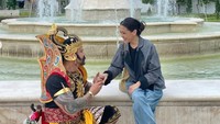 Kala itu, Mieke lagi berbincang dengan ketiga putrinya. Mereka membahas soal sosok Tora Sudiro yang sangat dicintainya. Foto: Instagram/@t_orasudi_ro
