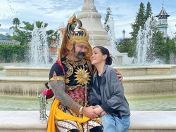 7 Foto Tora Sudiro Cosplay Jadi Gatotkaca, Pose Mesra Bareng Mieke Amalia