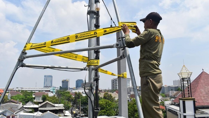 Tower telekomunikasi tak berizin di Surabaya disegel