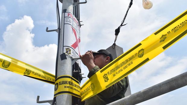 Tower telekomunikasi tak berizin di Surabaya disegel