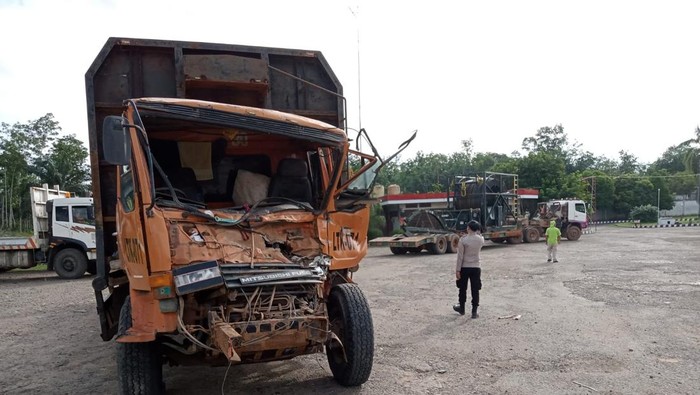 Truk tronton yang sebabkan laka beruntun di Muara Enim.