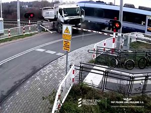 Momen Truk di Polandia Tertabrak Kereta Api gegara Terjebak Palang Perlintasan