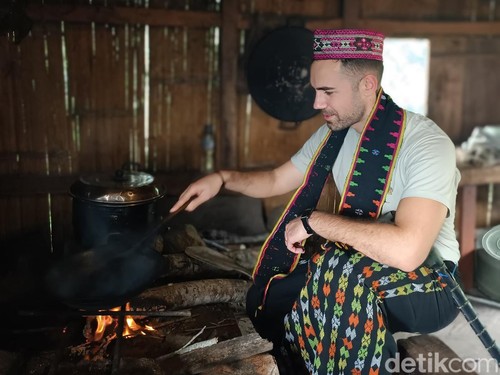 Seorang turis asing menyangrai kopi di Desa Adat Melo, Labuan Bajo, Jumat (29/11/2024).