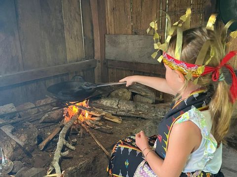 Bocah turis asing tampak asyik menyangrai kopi di Desa Adat Melo, Labuan Bajo, Jumat (29/11/2024).