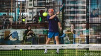 Pengunjung bisa olahraga padel di rooftop mal yang berada di lantai 26.