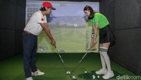 Pengunjung juga bisa bermain golf di salah satu store.