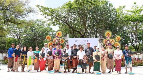 Wali Kota Denpasar, I Gusti Ngurah Jaya Negara, meluncurkan program Dewi Sita di Wantilan Pura Sakenan, Desa Adat Serangan, Jumat (29/11/2024). (Dok. Pemkot Denpasar)