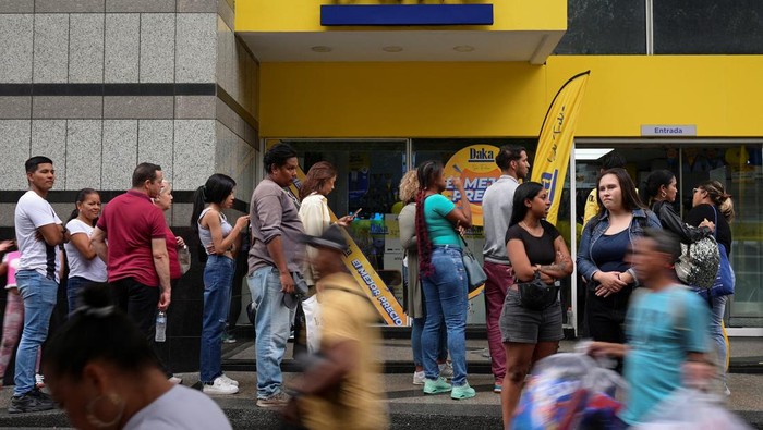 Warga Venezuela Serbu Diskon Black Friday Meski Inflasi Menggila People shop for appliances during a Black Friday sale, in Caracas, Venezuela, November 29, 2024. REUTERS/Gaby Oraa