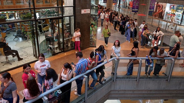 People shop for appliances during a Black Friday sale, in Caracas, Venezuela, November 29, 2024. REUTERS/Gaby Oraa