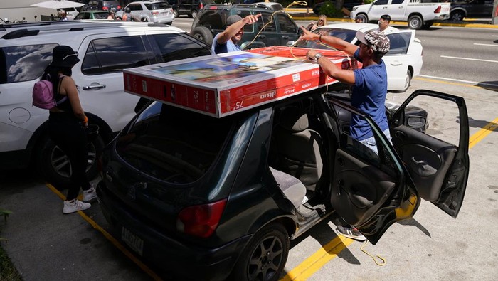 People shop for appliances during a Black Friday sale, in Caracas, Venezuela, November 29, 2024. REUTERS/Gaby Oraa