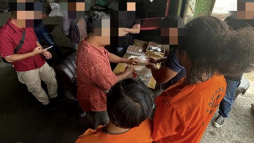 Wiraswasta berinisial RHRS (31) dan mahasiswa berinisial ARHS (21) ditangkap petugas lantaran mengirim ganja dari Medan, Sumatera Utara (Sumut), ke Gianyar, Bali. (Dok. KPPBC TMP A Denpasar)