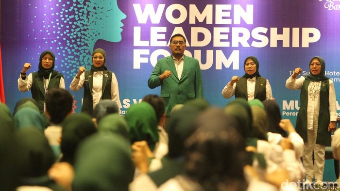 Women Leadership Forum Beri Peran Luas Bagi Perempuan Wakil Ketua Umum DPP PKB, Jazilul Fawaid (tengah) bersama dari kiri ke kanan, Sekretaris Perempuan Bangsa, Miftah, Dewan Pembina Perempuan Bangsa, Rustini Murtadho, Ketua umum Perempuan Bangsa Siti Mukaromah dan Stering Comite Nadlifah saat menghadiri sekaligus membuka Women Leadership Forum (WLF) di Jakarta, Jumat (29/11/2024) malam.