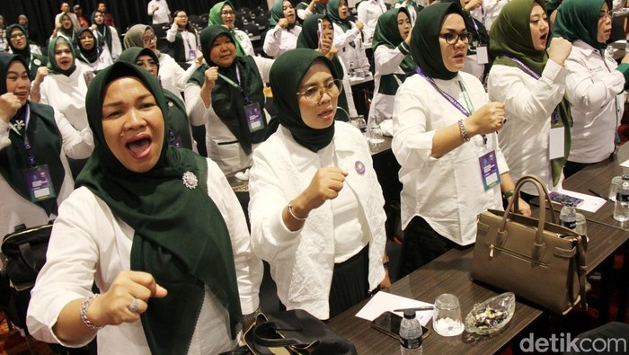 Women Leadership Forum Beri Peran Luas Bagi Perempuan Wakil Ketua Umum DPP PKB, Jazilul Fawaid (tengah) bersama dari kiri ke kanan, Sekretaris Perempuan Bangsa, Miftah, Dewan Pembina Perempuan Bangsa, Rustini Murtadho, Ketua umum Perempuan Bangsa Siti Mukaromah dan Stering Comite Nadlifah saat menghadiri sekaligus membuka Women Leadership Forum (WLF) di Jakarta, Jumat (29/11/2024) malam.