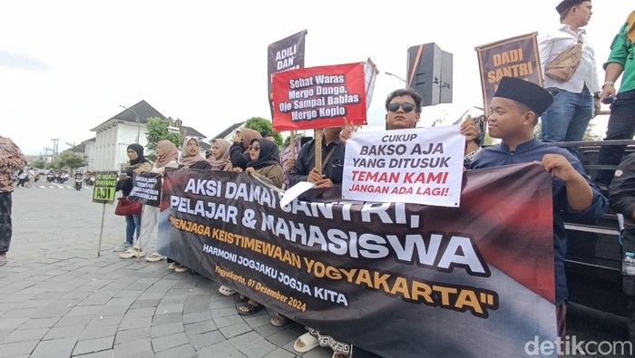 Aksi unjuk rasa santri di Titik Nol Kilometer Jogja, Minggu (1/12/2024).