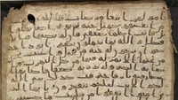 5. Manuskrip SanaaSampai saat ini, manuskrip Sanaa diyakini sebagai bagian tertua dari Al-Quran yang ada. Manuskrip tersebut pertama kali ditemukan pada tahun 1972 selama renovasi Masjid Agung Sanaa di Yaman. Manuskrip tersebut telah diberi tanggal radiokarbon antara tahun 632 M – 671 M, dengan kodeks yang lebih rendah diberi tanggal dengan akurasi 99% hingga tahun 671 M. Foto: Oldest